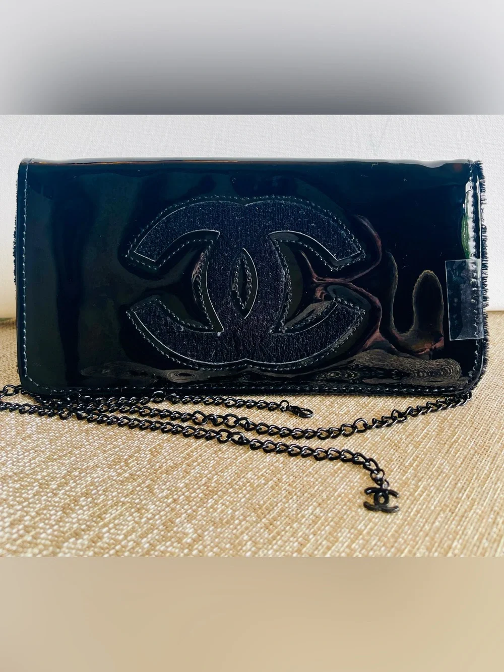 NEW CHANEL BEAUTE NOVELTY BAG BLACK FAUX PATENT LEATHER CLUTCH/WALLET ON CHAIN - Picture 3 of 17